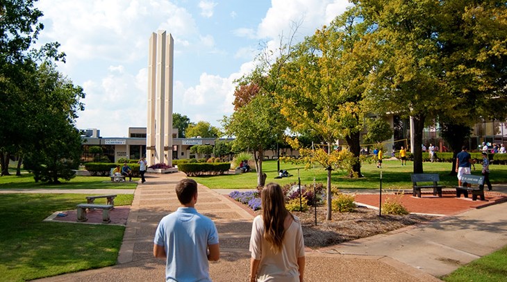 Students strolling the Rose State College campus mall