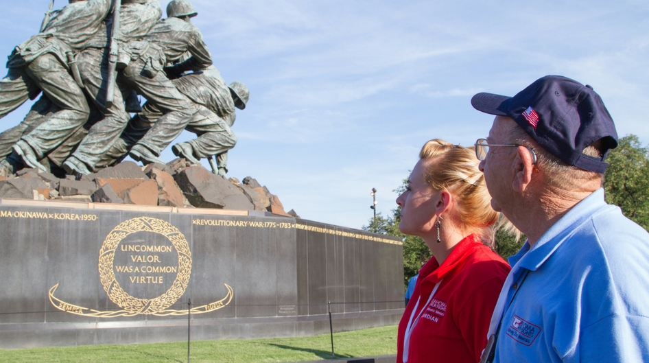 2 individuals look at a world war 2 monument in Washington D.C.